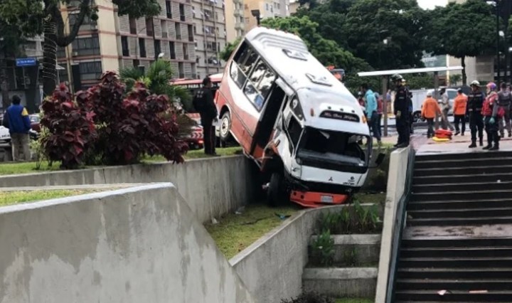 Accidente de tránsito en la Plaza Francia de Altamira (Foto cortesía La Patilla)