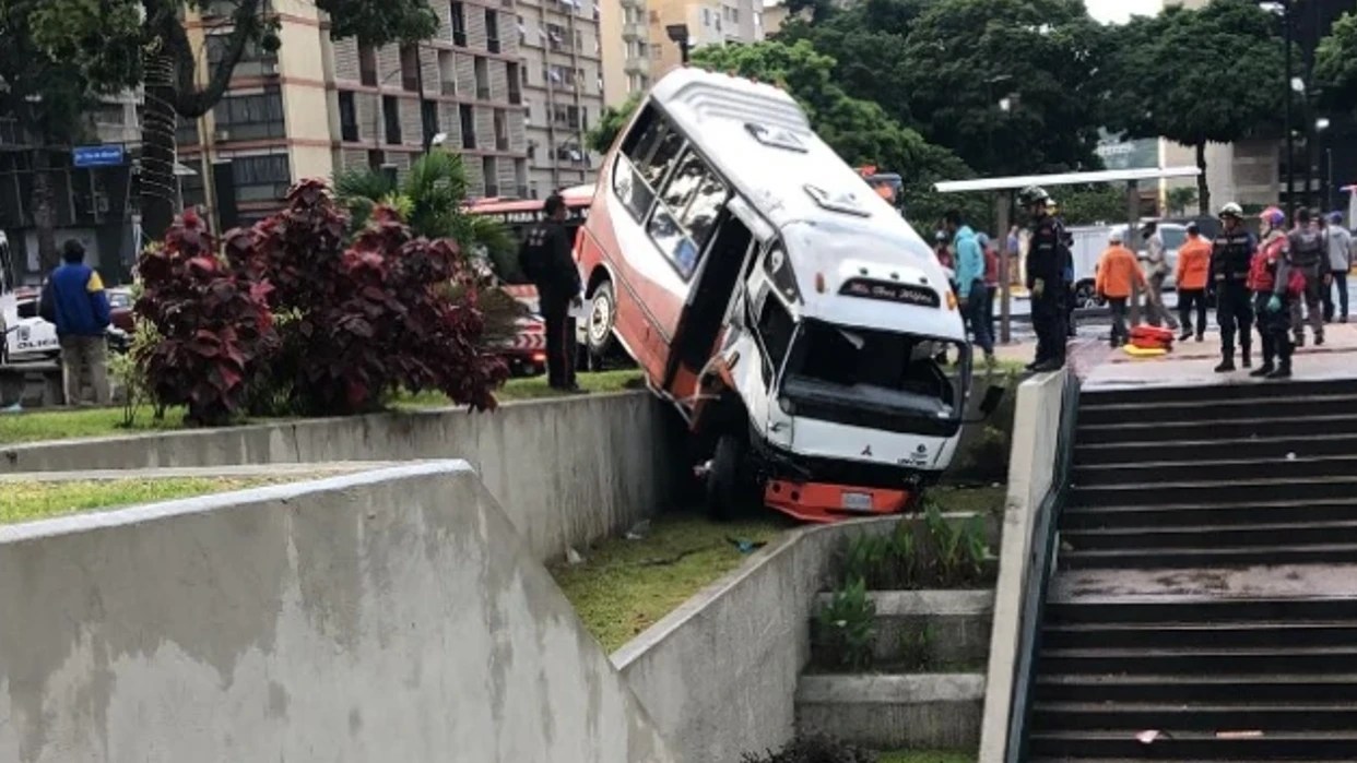 Accidente de tránsito en la Plaza Francia de Altamira (Foto cortesía La Patilla)
