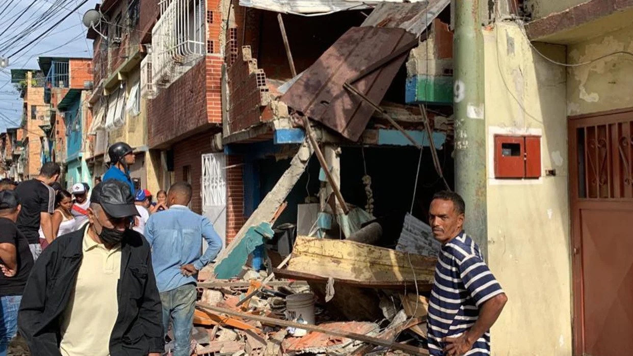 Vivienda quedó destruida por explosión de bombona de gas doméstico en La Silsa (Foto cortesía E Estímulo)