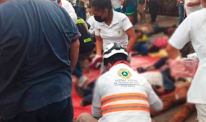 Protección Civil Chiapas atiende a los migrantes arrollados (Foto cortesía)