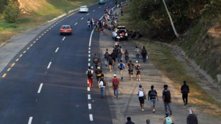 Migrantes caminan por carretera mexicana (Foto cortesía)