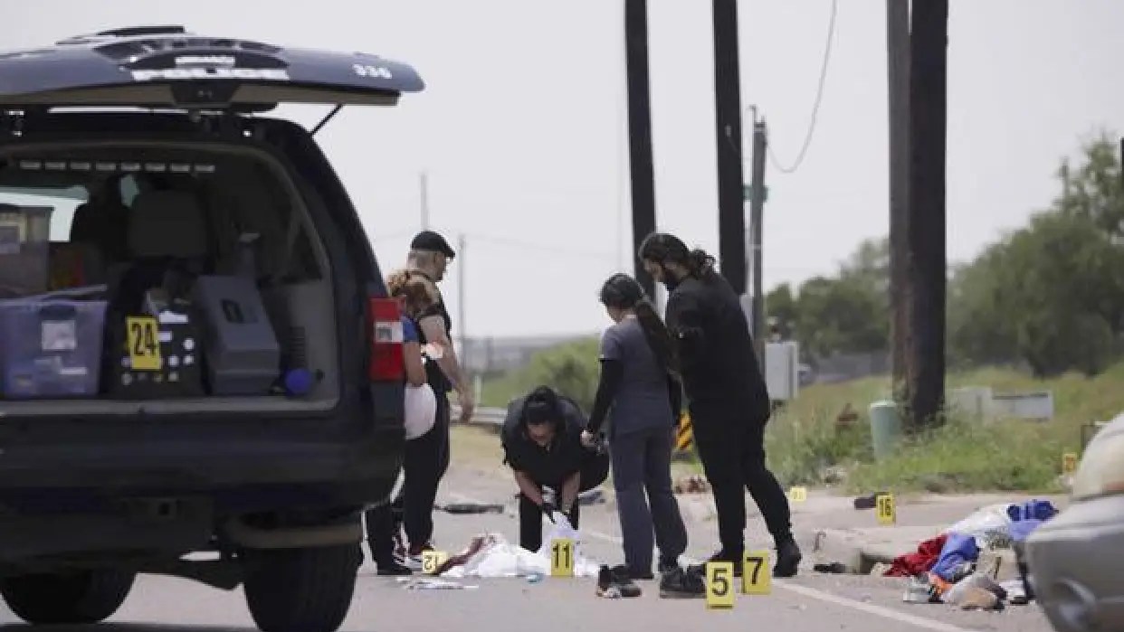 Recuperan evidencias en el lugar del atropello masivo en Brownsville, Texas, que dejó al menos ocho muertos, en su mayoría venezolanos (Foto cortesía El Comercio)