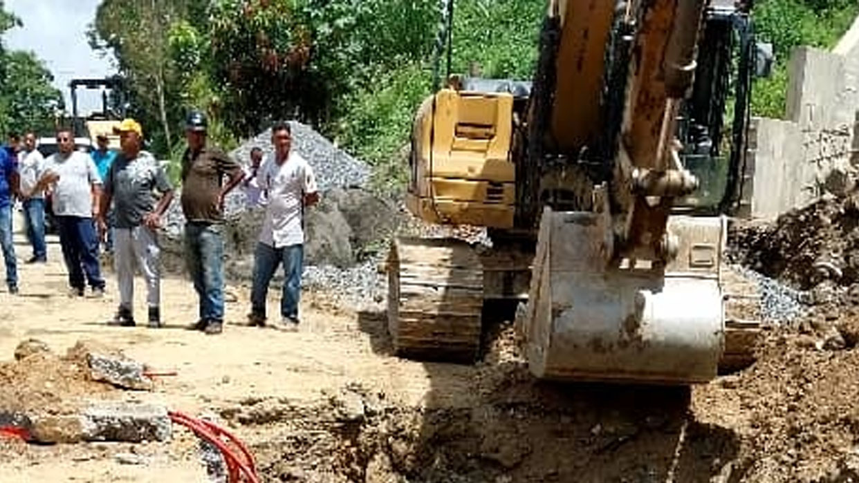 Dos trabajadores de la Gobernación de Miranda fallecieron cuando excavaban una fosa en Charallave (Foto cortesía La Patilla)