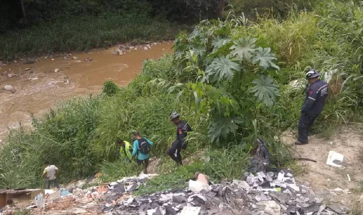 Bomberos y policías participaron en el rescate del cadáver hallado en una orilla del Río Guaire (Foto cortesía 2001)