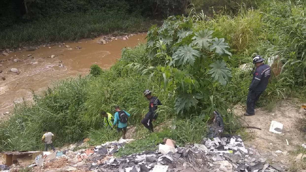 Bomberos y policías participaron en el rescate del cadáver hallado en una orilla del Río Guaire (Foto cortesía 2001)