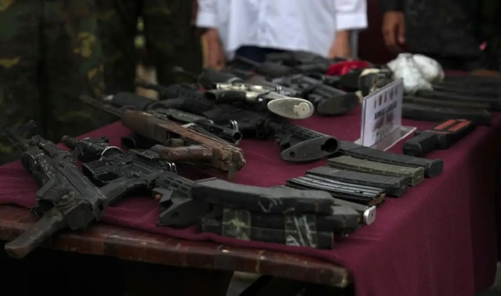 Entre el material incautado en el penal de Anzoátegui figuran 56 armas cortas, 12 armas largas y 130 armas blancas (Foto cortesía Versión Final)