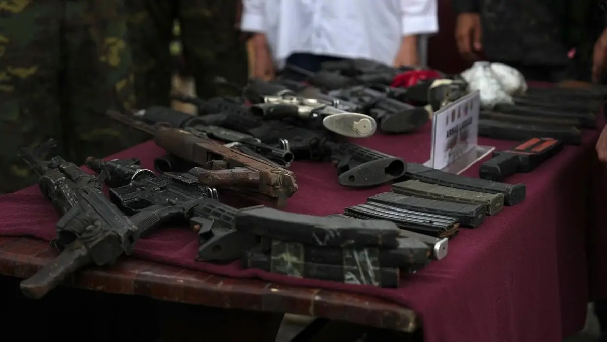 Entre el material incautado en el penal de Anzoátegui figuran 56 armas cortas, 12 armas largas y 130 armas blancas (Foto cortesía Versión Final)