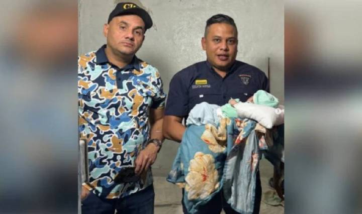 El recién nacido fue rescatado sano y salvo (Foto publicada por @DouglasRicoVzla)