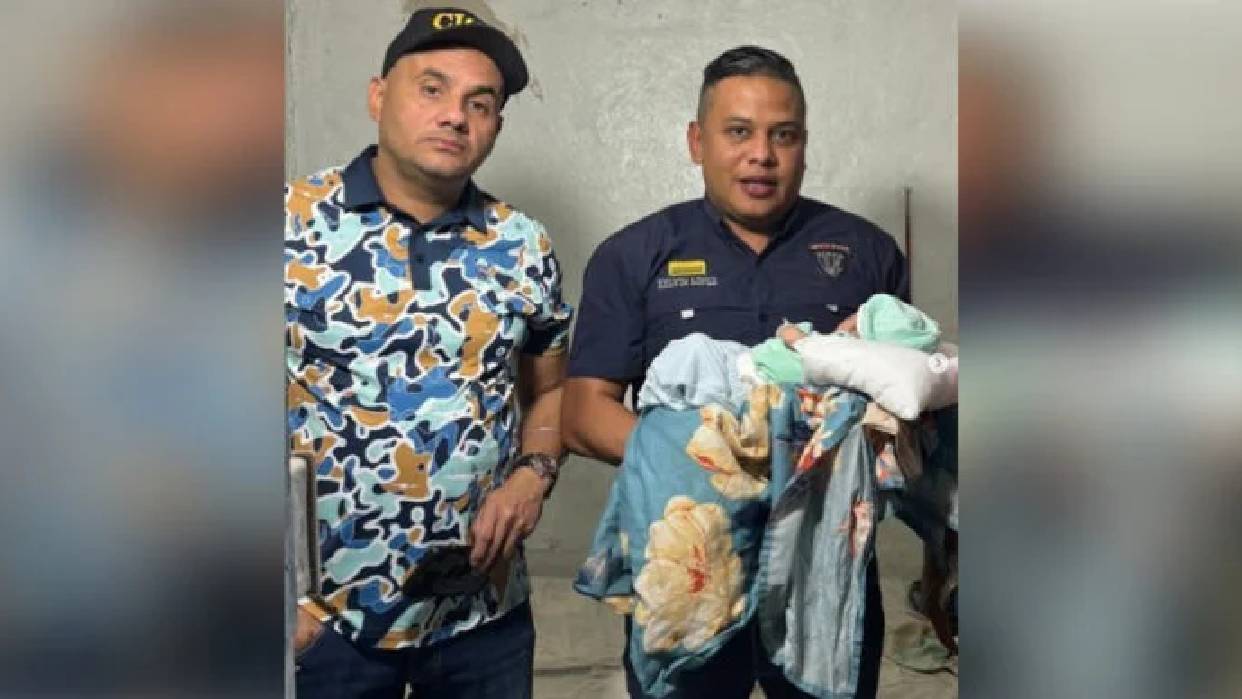 El recién nacido fue rescatado sano y salvo (Foto publicada por @DouglasRicoVzla)