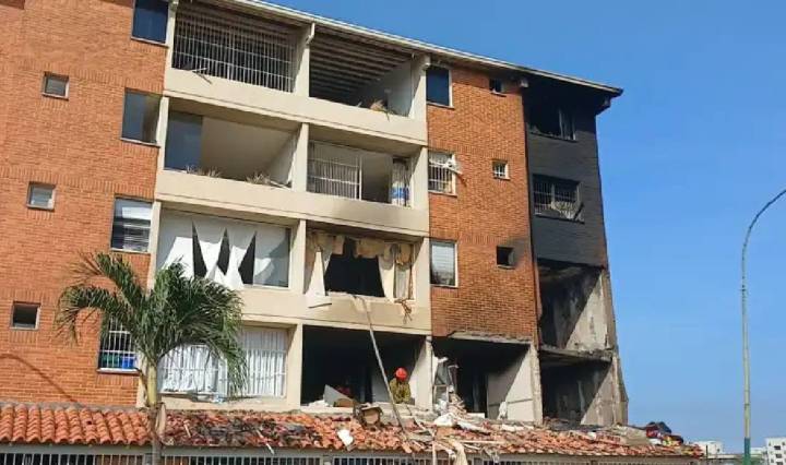 El apartamento sufrió daños severos por la explosión (Foto publicada por La Patilla)