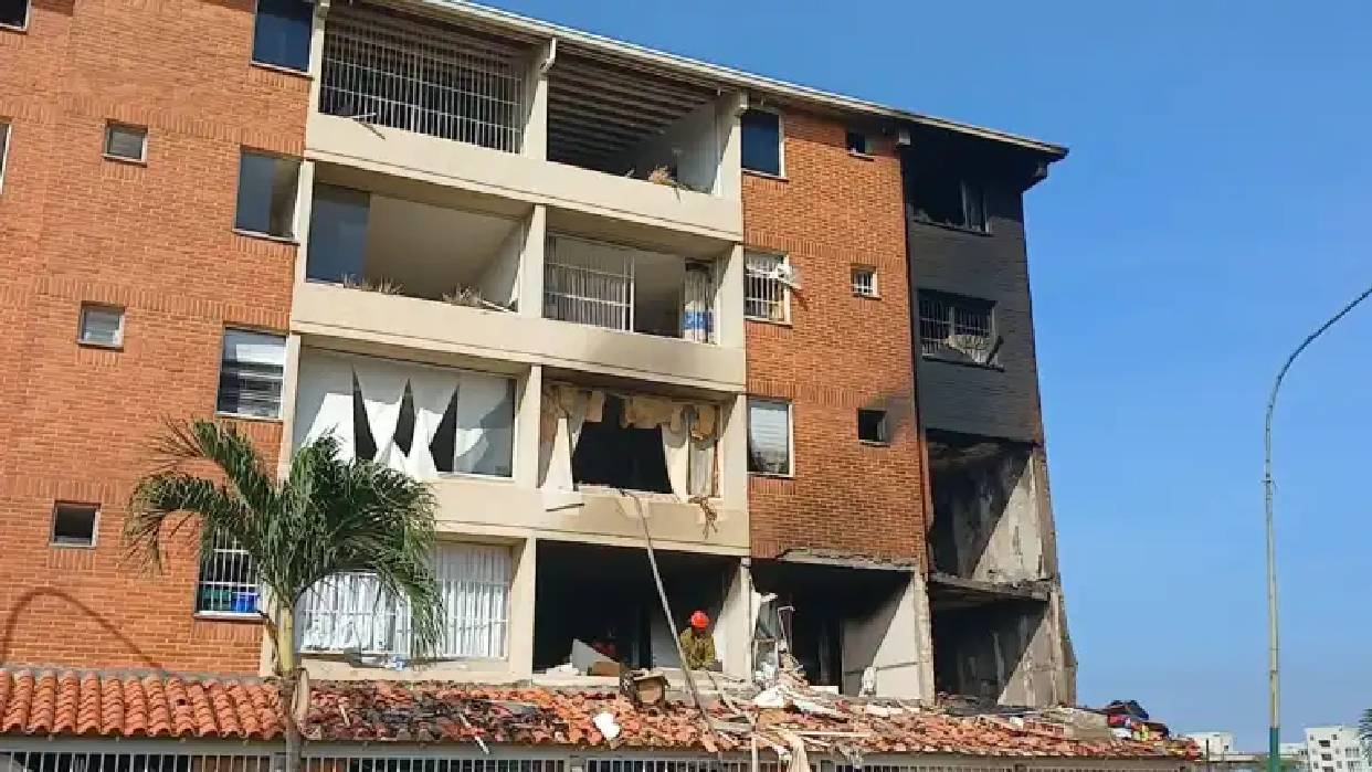 El apartamento sufrió daños severos por la explosión (Foto publicada por La Patilla)