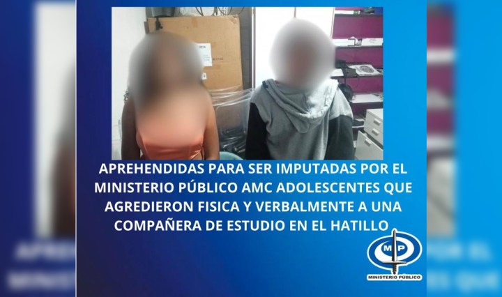 Las dos agresoras de una menor de 13 años fueron detenidas y acusadas, entre otros delitos, por homicidio preterintencional en grado de frustración (Foto publicada por el Ministerio Público)