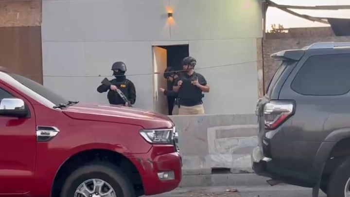 Imagen del operativo en el que apresaron a miembros de Los Piratas, facción del Tren de Aragua en Chile (Foto publicada por BioBioChile)