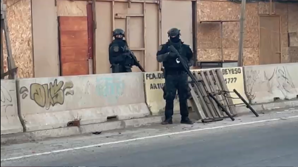 Imagen del operativo en el que apresaron a miembros de Los Piratas, facción del Tren de Aragua en Chile (Foto publicada por BioBioChile)