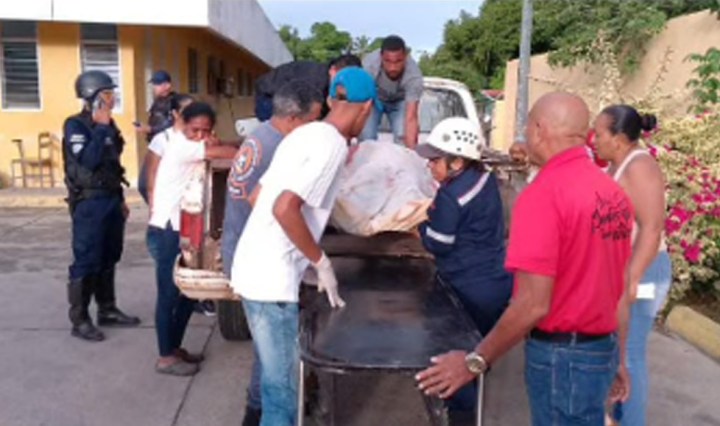 Padre de un joven de 19 años trasladó el cadáver de su hijo a un hospital en Sucre (Foto publicada por Canal MVH)