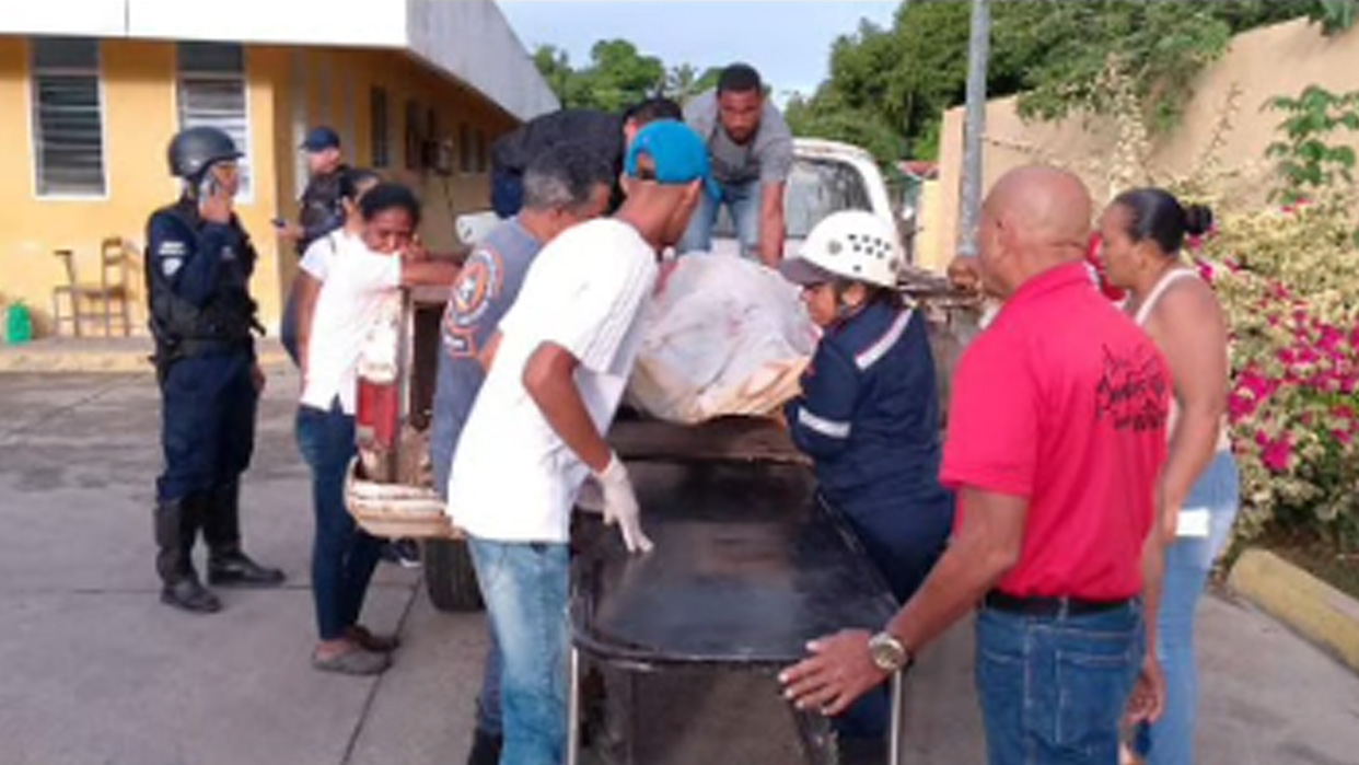 Padre de un joven de 19 años trasladó el cadáver de su hijo a un hospital en Sucre (Foto publicada por Canal MVH)