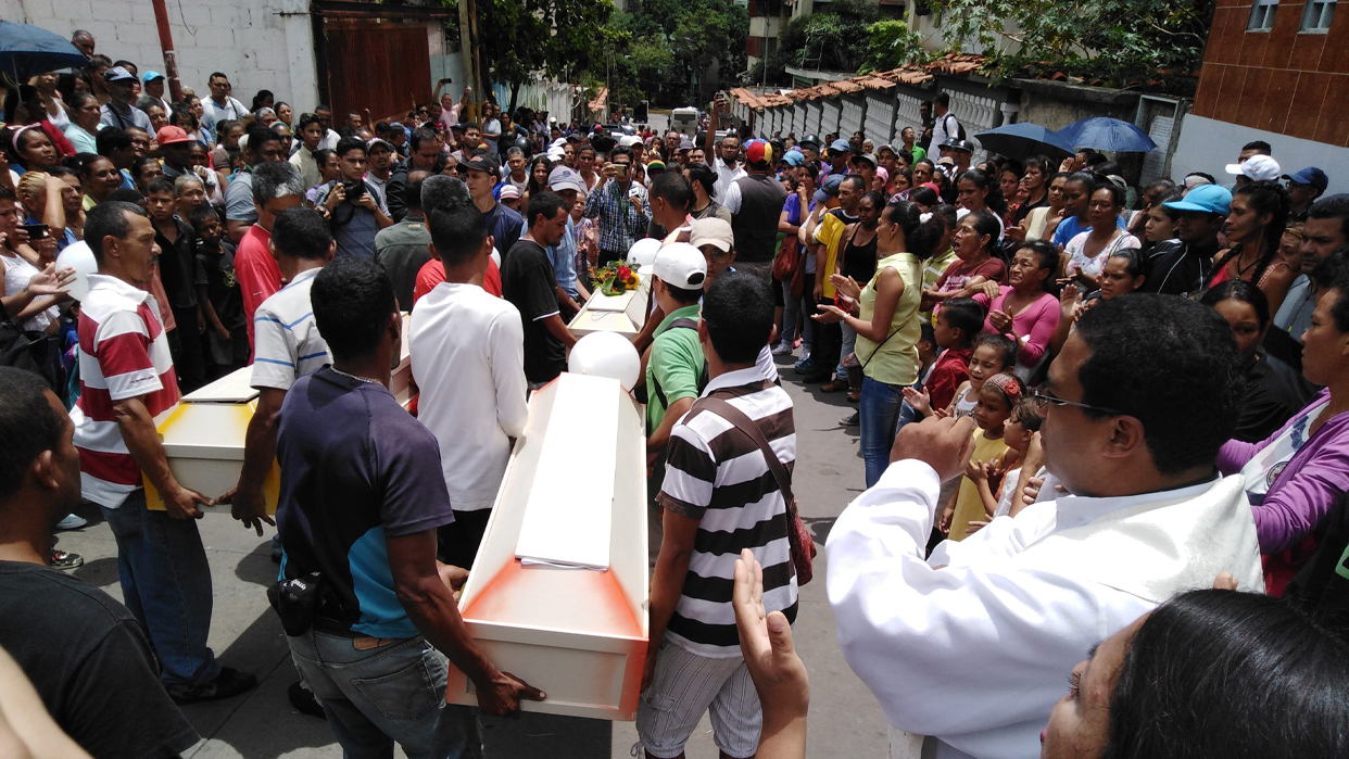 La niñez venezolana atraviesa un peligroso campo en el que los riesgos acechan a cada paso (Foto Carlos D'Hoy)