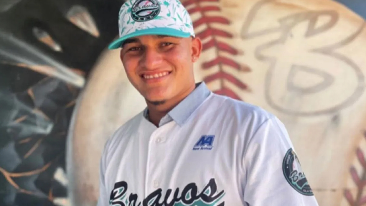 Alexandre Valdiviezo, lanzador de 17 años de edad del equipo Bravos de Margarita (Foto publicada por El Sol de Margarita)