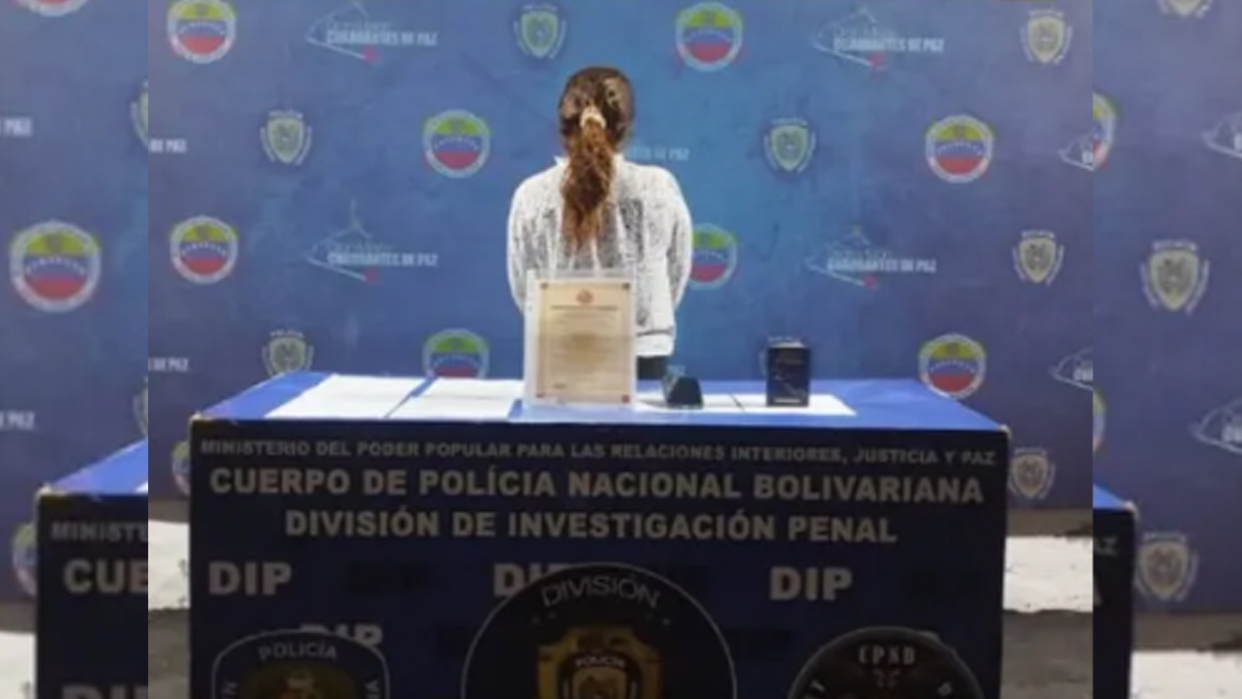 Mujer detenida or la PNB por presunto intento de fraude contra el BCV (Foto publicada por la PNB)