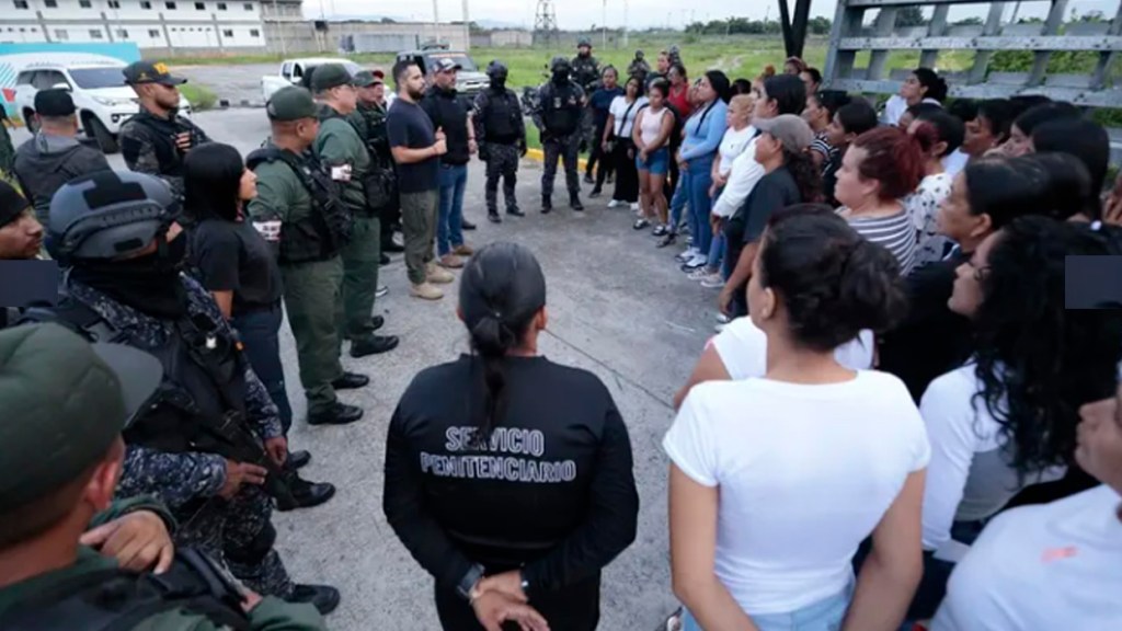 Julio García Zerpa, ministro de Servicios Penitenciarios, encabeza intervención en cárcel de Tocuyito. (Foto publicada por el MSP)
