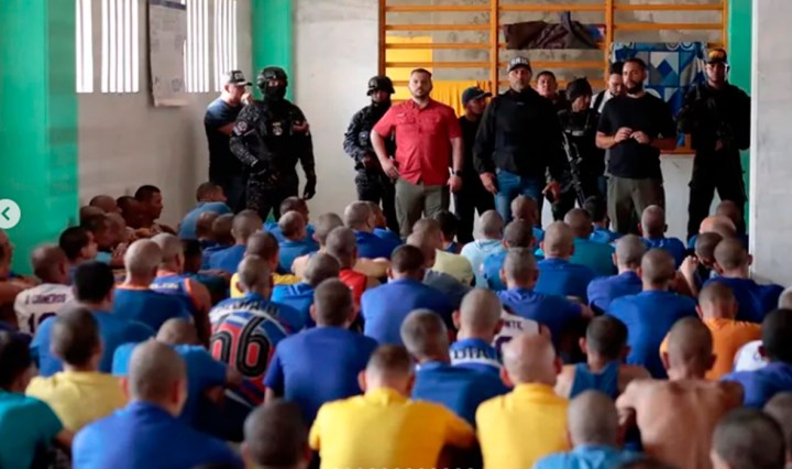 Julio García Zerpa, ministro de Servicios Penitenciarios, encabeza intervención en cárcel de Tocuyito. (Foto publicada por el MSP)