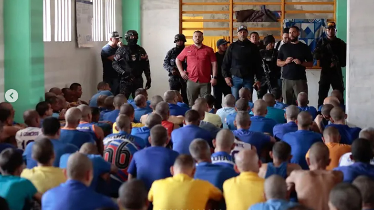 Julio García Zerpa, ministro de Servicios Penitenciarios, encabeza intervención en cárcel de Tocuyito. (Foto publicada por el MSP)