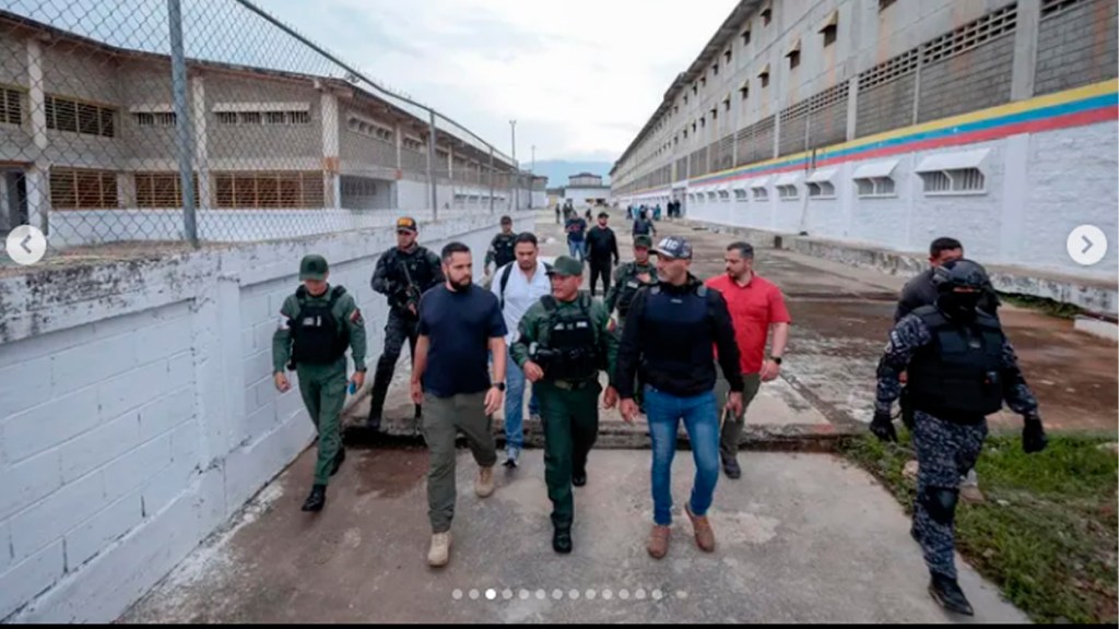 Julio García Zerpa, ministro de Servicios Penitenciarios, encabeza intervención en cárcel de Tocuyito. (Foto publicada por el MSP)