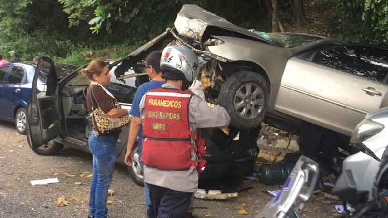 Un equipo de emergencia atiende un accidente. Hacen falta acciones contundentes para evitar más tragedias (Foto cortesía)