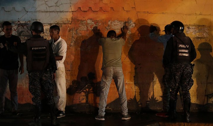 La desconfianza de la sociedad en sus cuerpos de seguridad es el resultado de años de corrupción, bajos salarios y falta de recursos (Imagen generada por inteligencia artificial)