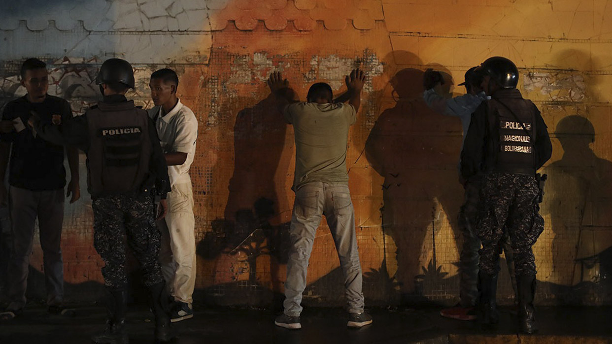 La desconfianza de la sociedad en sus cuerpos de seguridad es el resultado de años de corrupción, bajos salarios y falta de recursos (Imagen generada por inteligencia artificial)