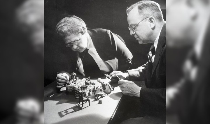 Frances Glessner Lee y el patólogo Alan Richards Moritz elaborando uno de los dioramas con los que enseñaría a detectives cómo investigar crímenes (Foto cortesía)