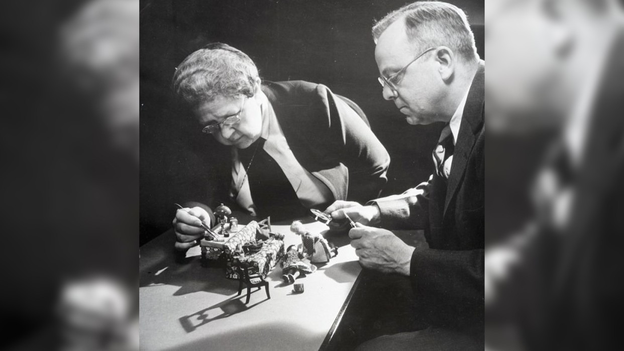 Frances Glessner Lee y el patólogo Alan Richards Moritz elaborando uno de los dioramas con los que enseñaría a detectives cómo investigar crímenes (Foto cortesía)