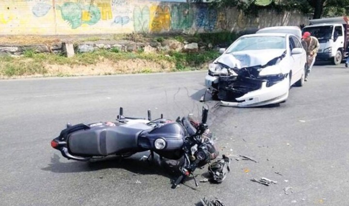 Escena recurrente en las vías venezolanas: durante 2025, los motorizados encabezaron consistentemente las estadísticas de fatalidad, representando cerca de la mitad de las muertes en cada mes registrado (Foto cortesía)