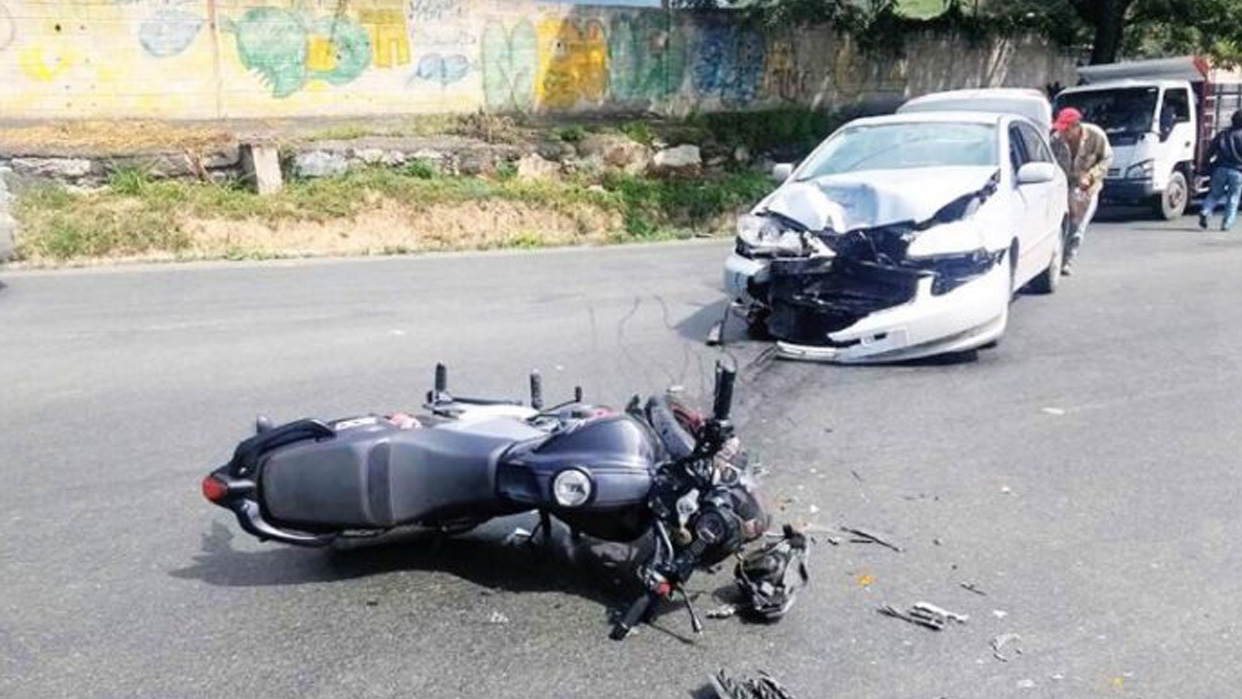 Escena recurrente en las vías venezolanas: durante 2025, los motorizados encabezaron consistentemente las estadísticas de fatalidad, representando cerca de la mitad de las muertes en cada mes registrado (Foto cortesía)