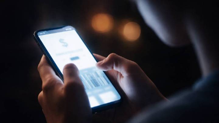 La adicción a las pantallas no empieza con algo malo, sino con soledad. Proteger no es solo prohibir, es volver a conectar antes de que alguien más ocupe ese lugar dentro de la pantalla (imagen creada por inteligencia artificial)