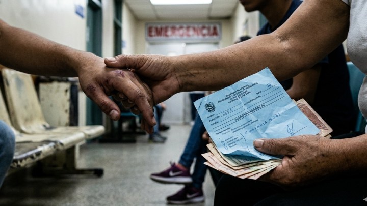 Los accidentes en moto llevan a las familias a gastar enormes cantidades de dinero para intentar recuperar la salud de los lesionados (Imagen generada por Inteligencia Artificial)