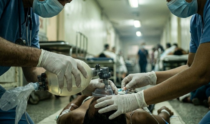 Los accidentes en moto llevan a las familias a gastar enormes cantidades de dinero para intentar recuperar la salud de los lesionados (Imagen generada por Inteligencia Artificial)