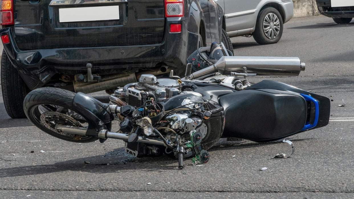 El peso extra de pasajeros convierte a la moto en una bomba de energía que aplasta los órganos internos (Foto cortesía)