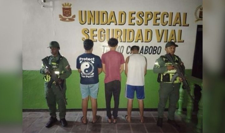 Tres adolescentes fueron detenidos por los ataques, que dejaron más de una decena de vehículos afectados (Fotos cortesía)