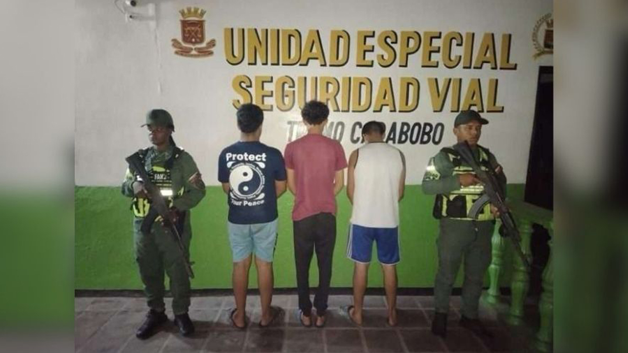 Tres adolescentes fueron detenidos por los ataques, que dejaron más de una decena de vehículos afectados (Fotos cortesía)