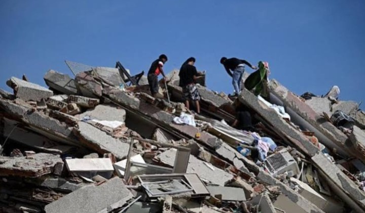 Daños severos en fachadas y estructuras modernas de La Guaira, una de las zonas más afectadas por la onda expansiva (Foto cortesía)