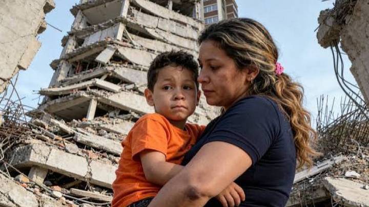 Menores de edad en un refugio temporal de La Guaira tras perder sus hogares en el sismo del 24 de junio (Foto cortesía)