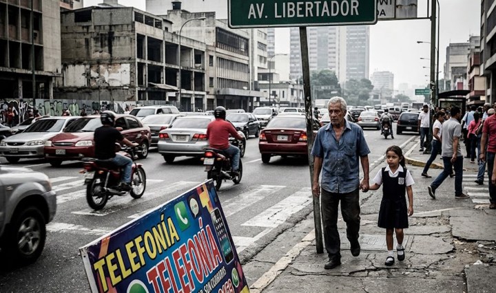 Un adulto mayor y un niño intentan cruzar una vía rápida sin semáforo; ambos figuran entre los sectores más golpeados por la violencia vial (Imagen generada por IA)