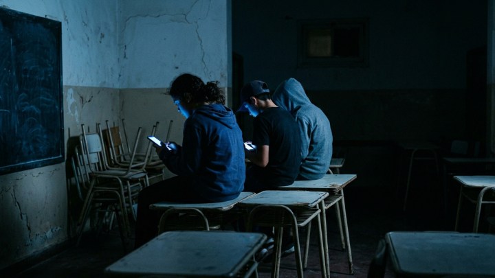 La mayoría de los niños agredidos sexualmente no le cuenta a nadie el abuso sufrido por miedo a sanciones o por vergüenza (Imagen generada por inteligencia artificial)