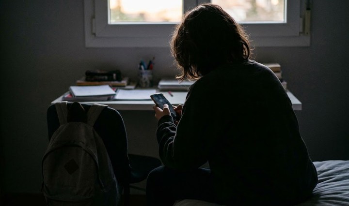 La escuela representa el segundo punto de contacto del agresor, obligando a reforzar la formación en prevención (Imagen generada por IA)
